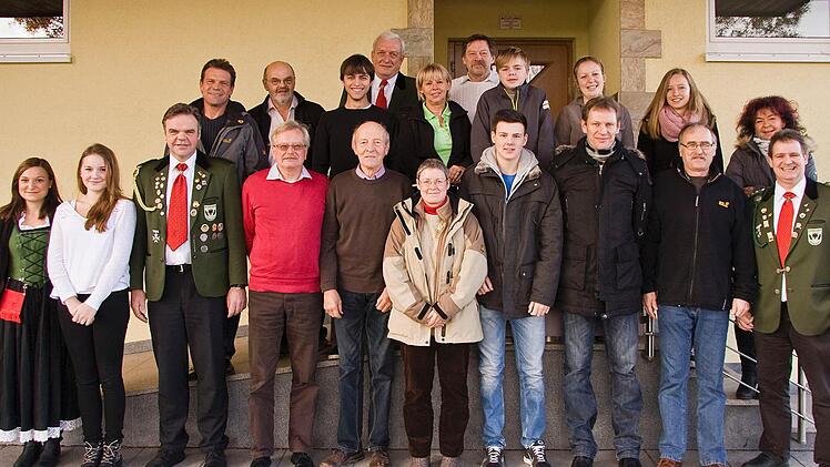 Schützenmeister Michael Wimmel (r.) ehrte die Vereinsmeister und die Persönlichkeiten des Jahres (vorne, v. l.): Jasmin Metz, Annabel Pfrang, Schützin des Jahres, und Dieter Schmitt. Foto: Schützengilde