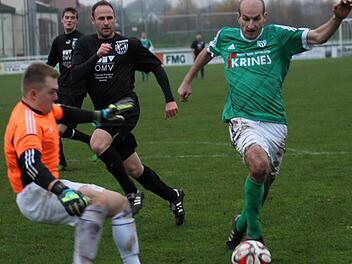 Geschickt versperren die Stegauracher mit Keeper Dominik Neblicht und Stephan Winterstein (von links) den Raum zum Ott ab, so dass der Sander Florian Gundelsheimer (rechts) seine Torchance nicht nutzen und der Ball ins Toraus geht. Foto: Günther Geiling