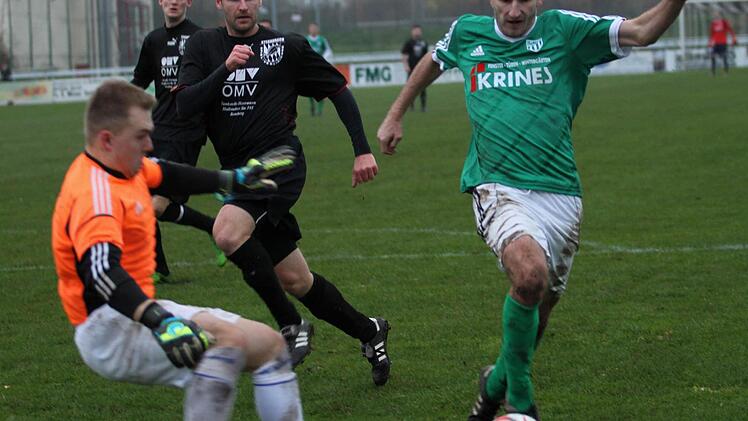 Geschickt versperren die Stegauracher mit Keeper Dominik Neblicht und Stephan Winterstein (von links) den Raum zum Ott ab, so dass der Sander Florian Gundelsheimer (rechts) seine Torchance nicht nutzen und der Ball ins Toraus geht. Foto: Günther Geiling