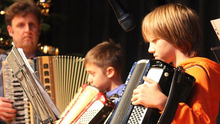 Harald Kotschenschreuther vom Musikinstitut präsentierte mit seine Akkordeongruppe vorweihnachtliche Lieder.
