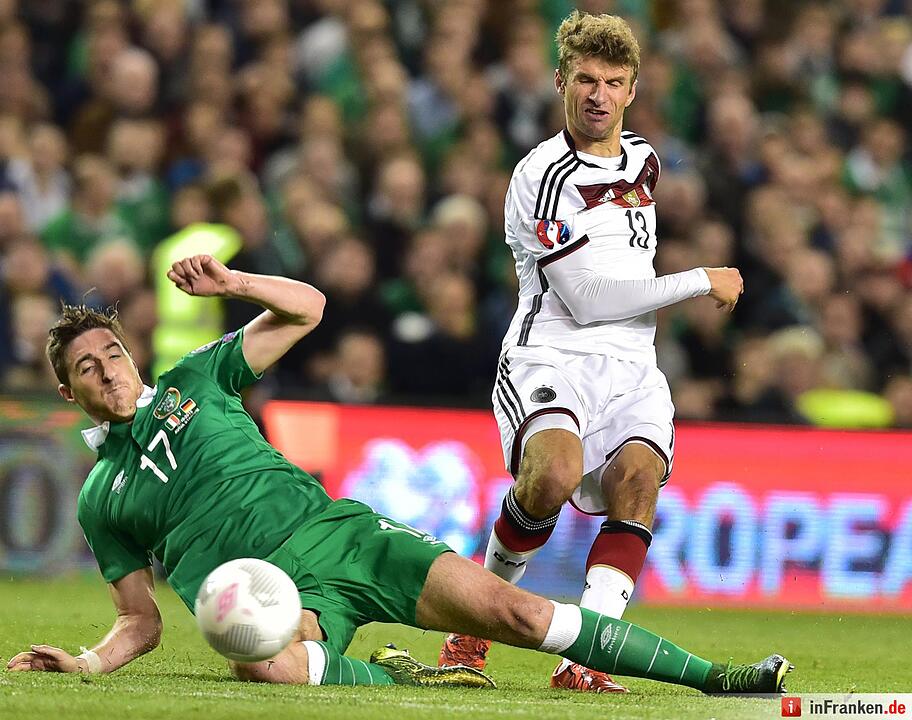 Deutschlands Thomas Müller (r) und Irlands Stephen Ward kämpfen um den Ball.