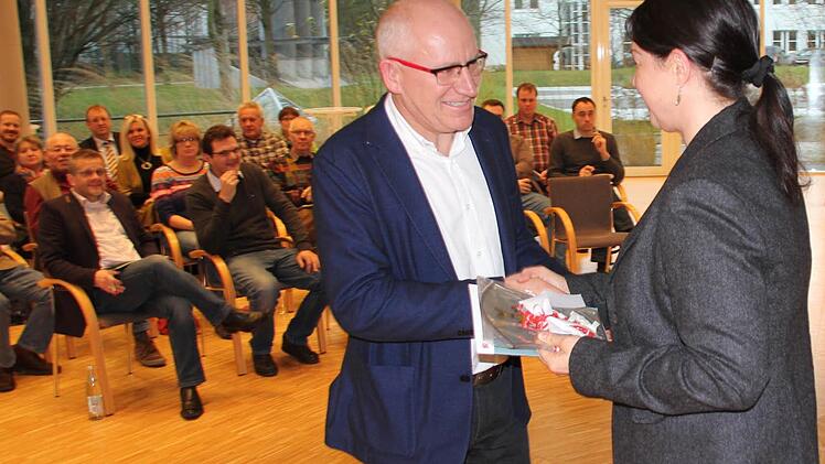 Zweite Bürgermeisterin Angela Hofmann und Landrat Miroslaw Romaniuk tauschten Geschenke aus.  Foto: Friedwald Schedel