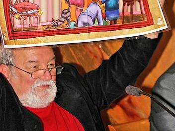 Die kürzeste Weihnachtsgeschichte der Welt" stammt aus der Feder von Thomas Mac Pfeifer. Er trug sie beim Erzählcafé im Haus St. Michael vor.  Foto: Dieter Britz