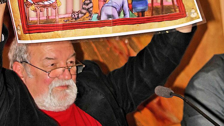 Die kürzeste Weihnachtsgeschichte der Welt" stammt aus der Feder von Thomas Mac Pfeifer. Er trug sie beim Erzählcafé im Haus St. Michael vor.  Foto: Dieter Britz