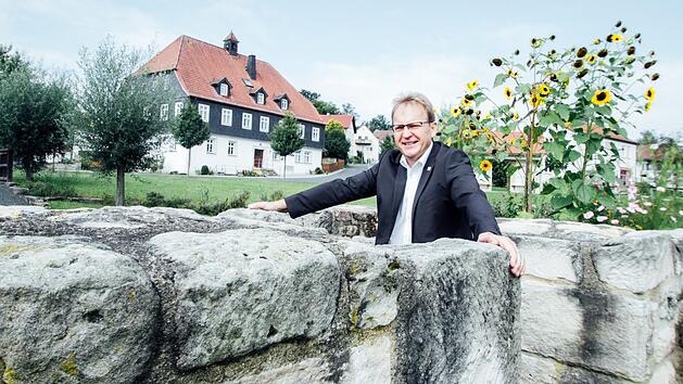 Der K&uuml;pser B&uuml;rgermeister Bernd Rebhan wird am Sonntag am ehemaligen "Wasserschloss" in T&uuml;schnitz ab 14 Uhr den Grabungsverlauf und die Forschungsergebnisse erl&auml;utern. Foto: Marian Hamacher