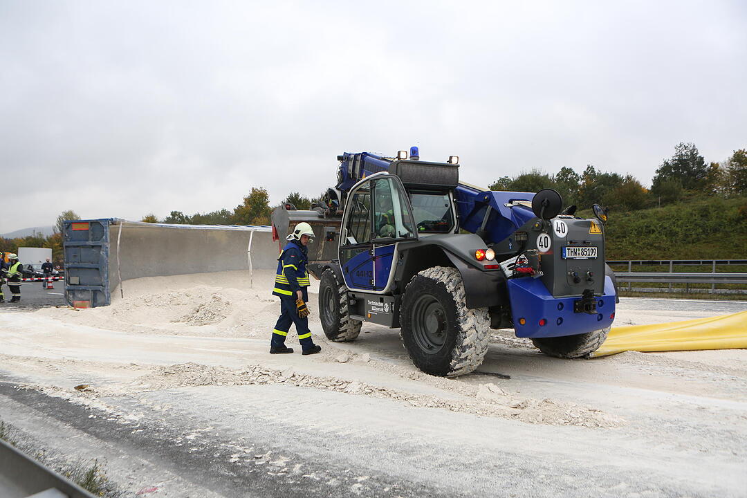 Nürnberger Land: Vollsperrung der A9 - Lkw-Ladung quer über die Fahrbahn verteilt