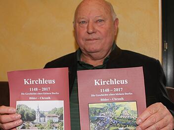 Dieter Fischer  mit dem ersten Band seiner Bilderchronik über Kirchleus, bis Ostern will er auch Band 2 fertiggestellt haben.Sonny Adam