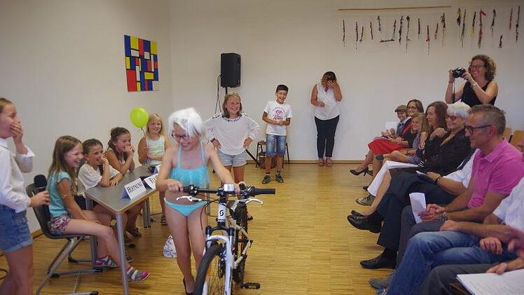 Die Schulspielgruppe sorgte mit ihrem auf Anita Neder maßgeschneiderten Theaterstück für Erheiterung.Heike Schülein
