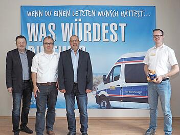 Das ehrenamtliche Projekt ASB-W&uuml;nschewagen stellten (von links) Thomas Schwesinger und Matthias Neuf (ASB Coburg), Ingo Holzmann und Florian Eckardt vom ASB Coburg-Land vor.  Foto: Christoph Winter
