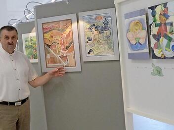 Erika Eckardt aus Heinersdorf hat unter anderem ihren Heimatort mit künstlerischer Kreativität und Farbgestaltung dargestellt. Der Vorsitzende der Stiftung Judenbach, Albrecht Morgenroth, führte durch die Ausstellung. Fotos: Karl-Heinz Hofmann