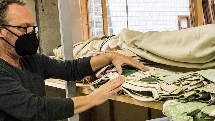 Werkstättenleiter Rainer Schirmer im Prospektlager mit Leinwänden aus früheren Produktionen, die modifiziert wiederverwendet oder komplett neu bemalt werden können.Foto: Jochen Berger