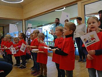 "Der neue Kindergarten ist jetzt endlich da", freuen sich Mottens Kindergartenkinder mit ihren Erziehern. Das neue Kinderhaus wurde im Rahmen eines Tags der offenen Tür offiziell eingeweiht. Foto: Stephanie Elm