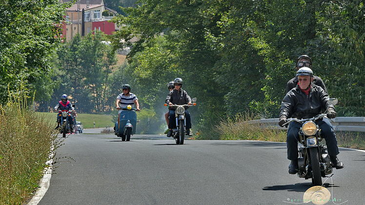 Von den Motorrädern sind unter anderem neben zwei Seitengespanne ( Denpr) auch eine Vespa und eine BMW R60 vertreten.