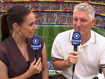 Esther Sedlaczek hat mit Bastian Schweinsteiger in der ARD &uuml;ber eine m&ouml;gliche Nachfolge von Julian Nagelsmann gesprochen.
