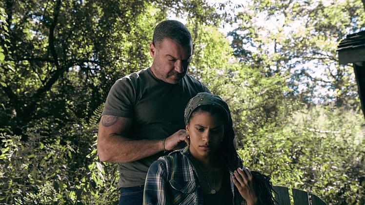 Seine Kollegin Saga Bauer (Zazie Beetz) ist f&uuml;r Jonah Lynn (Liev Schrieber) wie eine Ziehtochter.