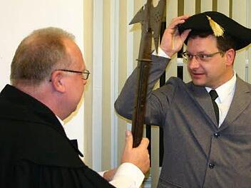 Volker Deifel geht - Volker Schlegelmilch kommt. Der scheidende Türmer von Marktbreit (Volker Deifel, links) übergab Dreispitz, Hellebarde, Horn und Mantel an den neuen Türmer Volker Schlegelmilch. Foto: Thomas Meyer