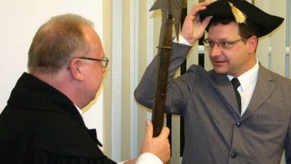 Volker Deifel geht - Volker Schlegelmilch kommt. Der scheidende Türmer von Marktbreit (Volker Deifel, links) übergab Dreispitz, Hellebarde, Horn und Mantel an den neuen Türmer Volker Schlegelmilch. Foto: Thomas Meyer