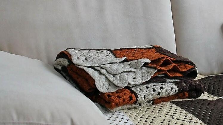 Stricken, Häkeln und Hausarbeit beherrscht die 90-Jährige.  Fotos: Katja Kölbl