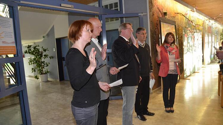 Vereidigung der neuen Marktgemeinderäte in Pressig (von links): Jessica Kohlmann- Löblich, Thomas Zapf, Michael Pütterich, Didier Couderc und Sabrina Günther  Foto: Karl-Heinz Hofmann