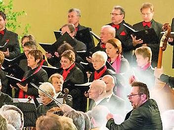 Mit dem Münchner Behördenorchester gab der Konzertchor "Belcanto" ein Konzert für das Burgenmuseum Heldburg. Das Konert liegt als Mitschnitt nun auf CD vor. Foto-Montage: Steffen Ittig/Lothar Weispfennig