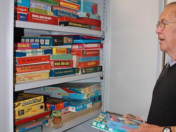 Ingo Hafenecker zeigt stolz den Schrank mit den Gesellschaftsspielen. "Manchmal würde ich gerne das eine oder andere ausprobieren", gibt er gerne zu. Fotos: Katharina Becht