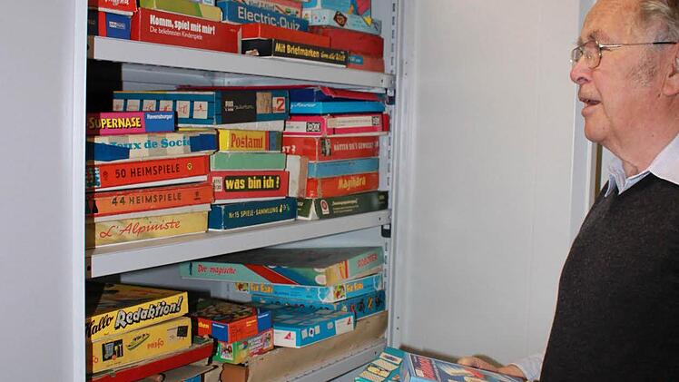 Ingo Hafenecker zeigt stolz den Schrank mit den Gesellschaftsspielen. "Manchmal würde ich gerne das eine oder andere ausprobieren", gibt er gerne zu. Fotos: Katharina Becht