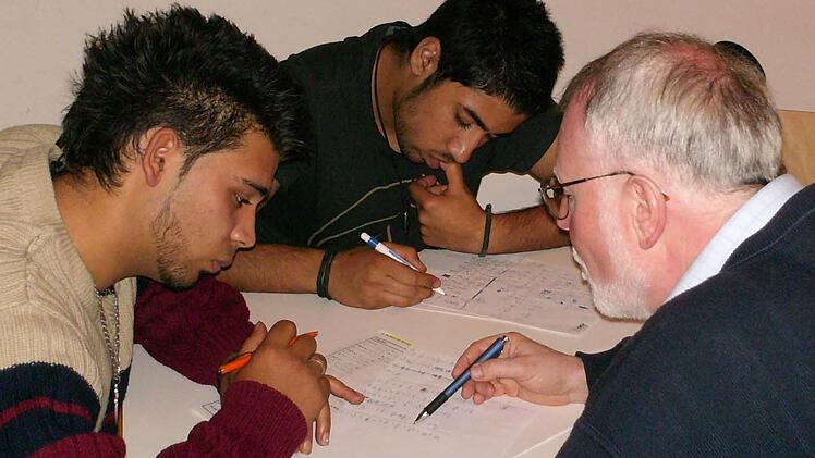 Ehrenamtliche Schülerpaten helfen Jugendlichen bei der Erledigung von Hausaufgaben. Foto: Don Bosco Jugendwerk Bamberg