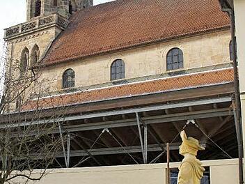 Vor dem Augustiner-Chorherren-Stift hat die Jakobus-Statue einen schönen Platz gefunden. Foto: privat