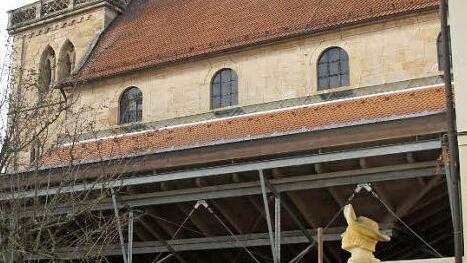 Vor dem Augustiner-Chorherren-Stift hat die Jakobus-Statue einen schönen Platz gefunden. Foto: privat