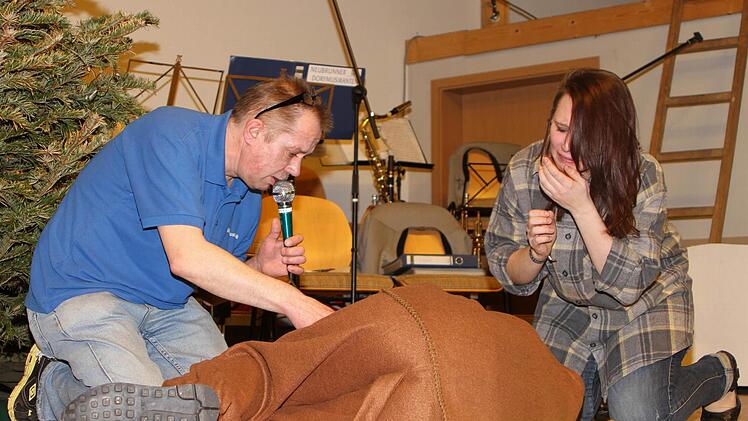 Kilian Sauer (links) und Theresa Reinwand beim Beklagen des erschossenen Hundes. Foto: Günther Geiling