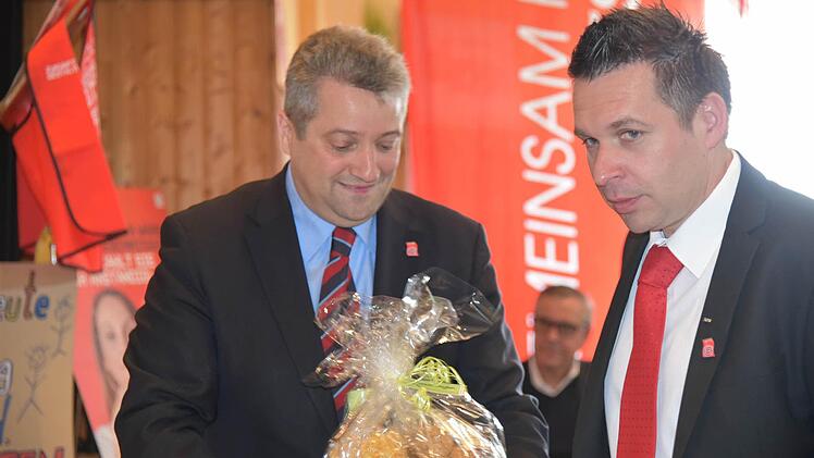 DGB-Kreisvorsitzender Carsten Höllein (rechts) begrüßte Beyer.