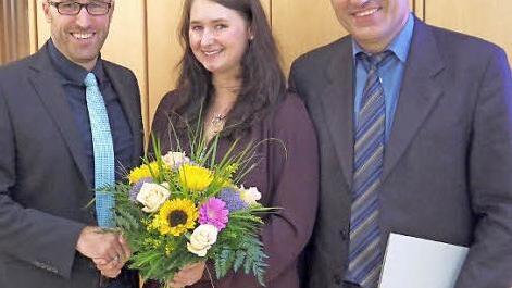 Markus Mönch und Rainer Maier (rechts) heißen Melanie Fraas als neue VHS-Außenstellenleiterin willkommen. Foto: Berthold Köhler