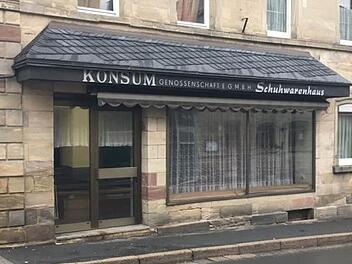 Aus der ehemaligen Nordhalbener Metzgerei wurde für die Dreharbeiten ein Konsum/Schuhwarenhaus. Foto: FT/privat