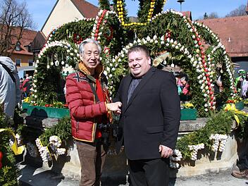 Shinichi Wakatsuki und Johannes Harrer vor dem Osterbrunnen in Heiligenstadt Foto: Carmen Schwind