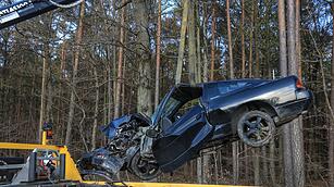 Kreis Bamberg: Beim Überholen Kontrolle verloren – 18-Jähriger kracht gegen Baum
