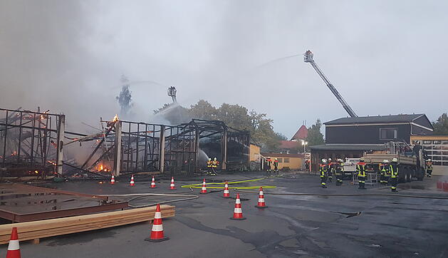 Lagerhalle in Wunsiedel komplett abgebrannt - Schaden enorm, Einsturzgefahr