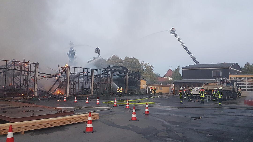 Lagerhalle in Wunsiedel komplett abgebrannt - Schaden enorm, Einsturzgefahr