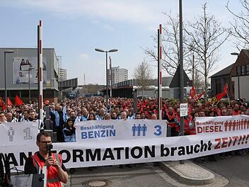 Es war ein deutliches Zeichen, das die Boschler am Donnerstag im Hauptwerk aussandten: Das Schicksal tausender Familien und der Region hängt vom Diesel ab.   Foto: Barbara Herbst