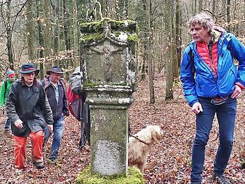 Die Wandergruppe macht am Bildstock der Wüstung   Altenfelden Station. Foto: Marcel Przybilla