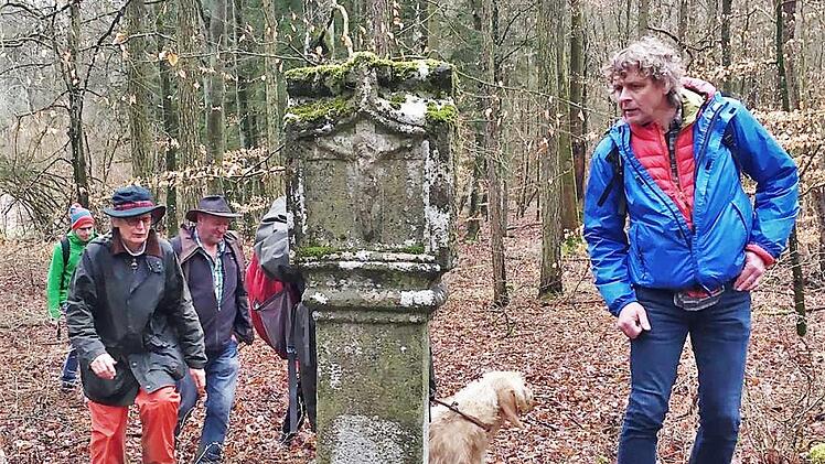 Die Wandergruppe macht am Bildstock der Wüstung   Altenfelden Station. Foto: Marcel Przybilla