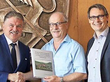 Bei der Vorstellung des Buches (von links) Landrat Klaus Peter Söllner, Siegfried Sesselmann und Bürgermeister Roland Wolfrum (rechts) Foto: Klaus Klaschka