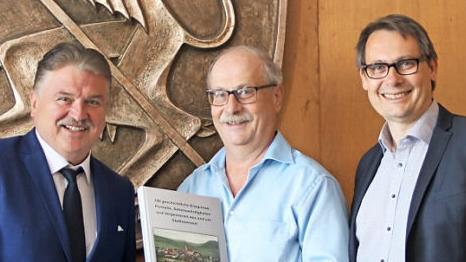 Bei der Vorstellung des Buches (von links) Landrat Klaus Peter Söllner, Siegfried Sesselmann und Bürgermeister Roland Wolfrum (rechts) Foto: Klaus Klaschka