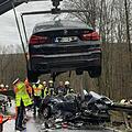 Zwei Autos wurden durch den Unfall stark demoliert. Eine Fahrerin starb, ein 27-Jähriger wurde schwer verletzt. Foto: Höfig/News5