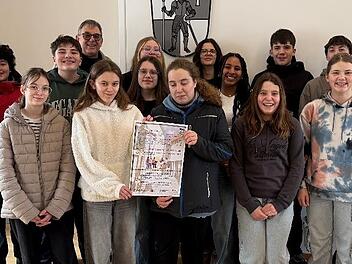 Die Jugendlichen erhielten eine F&uuml;hrung durch das B&uuml;rgerb&uuml;ro, um sich mit den R&auml;umlichkeiten vertraut zu machen und optimal auf ihren Einsatz vorbereitet zu sein.