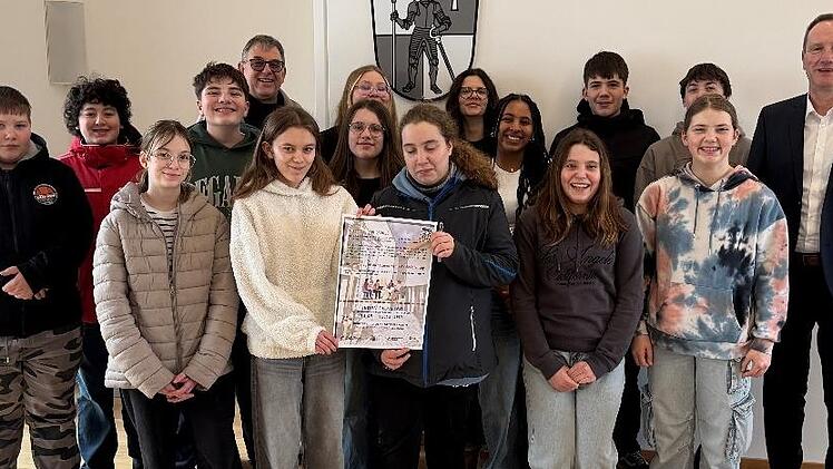 Die Jugendlichen erhielten eine F&uuml;hrung durch das B&uuml;rgerb&uuml;ro, um sich mit den R&auml;umlichkeiten vertraut zu machen und optimal auf ihren Einsatz vorbereitet zu sein.