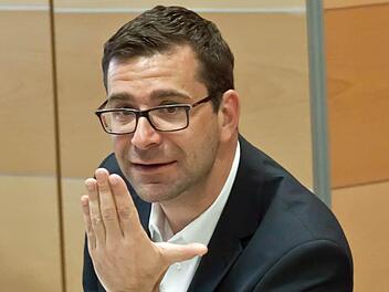 Bodo Busse erläutert sein Regiekonzept: "Das Gemälde von Dorian Gray ist nicht nur ein Gemälde, sondern ein Spiegel der Seele."Fotos: Jochen Berger