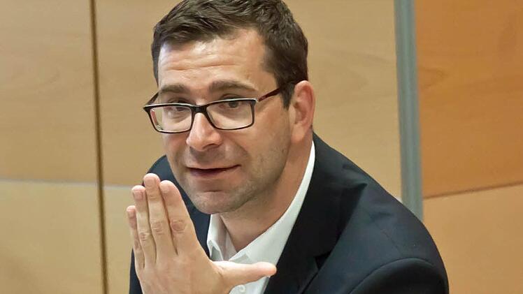 Bodo Busse erläutert sein Regiekonzept: "Das Gemälde von Dorian Gray ist nicht nur ein Gemälde, sondern ein Spiegel der Seele."Fotos: Jochen Berger