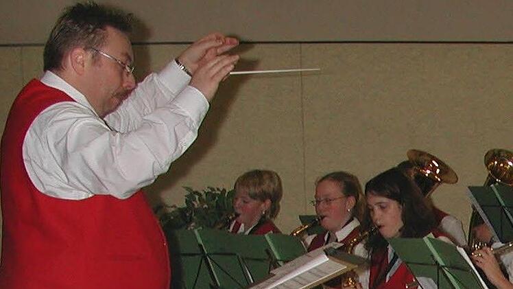 Alexander Walter in seinem Element. Der begeisterte Musiker legt nicht nur den Taktstock weg, er wird auch künftig nicht mehr die Orgel zum Gottesdienst spielen. Der Beruf zwingt ihn zum Aufhören. Fotos: Stefan Geiger
