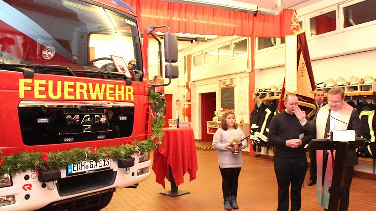 Die beiden Geistliche bitten um Gottes Segen.