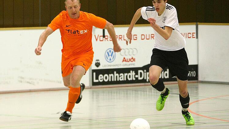Routine gegen Jugend: ATS-Spielertrainer Ingo Walther verfolgt den Katschenreuther Philipp Knoll.